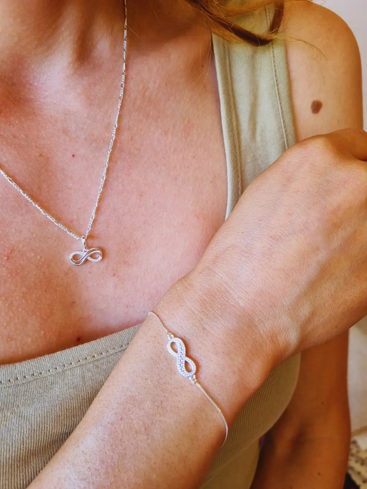 Colgante infinito de plata 925 con circones blancos.