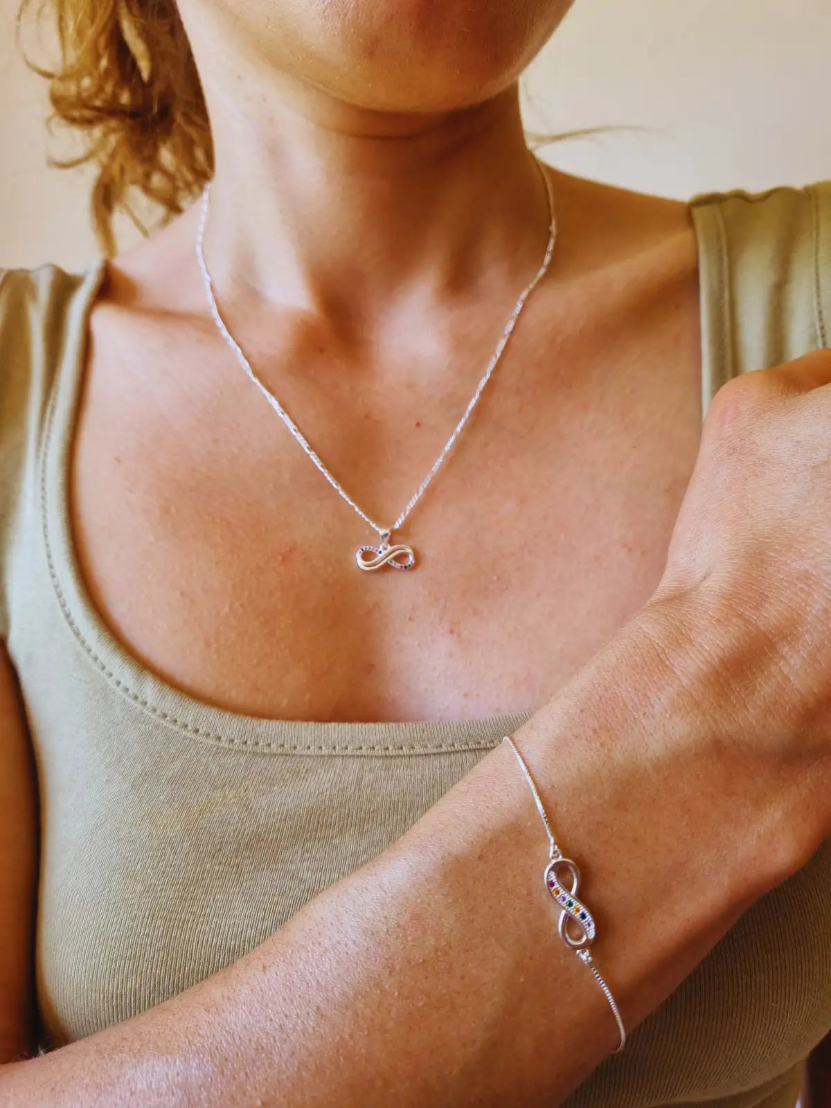 Colgante infinito de plata 925 con puntas de circones de colores