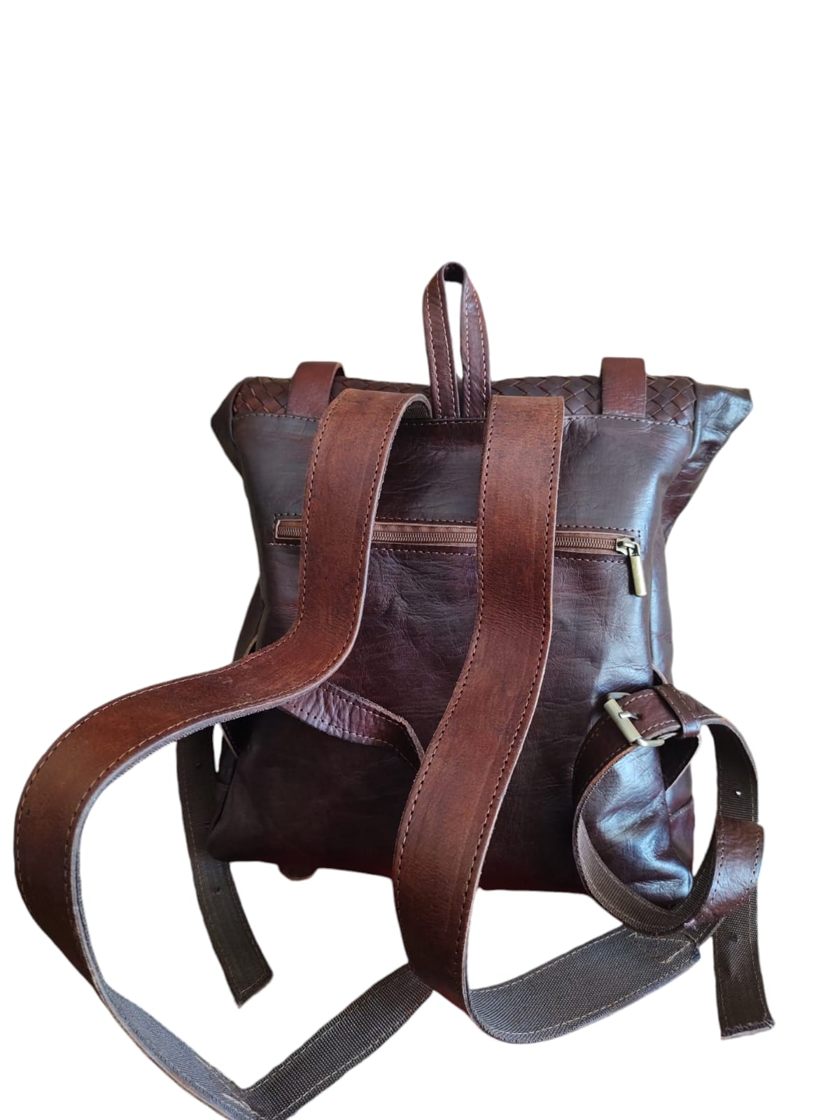 Mochila de cuero natural tejida color café- Ghaada