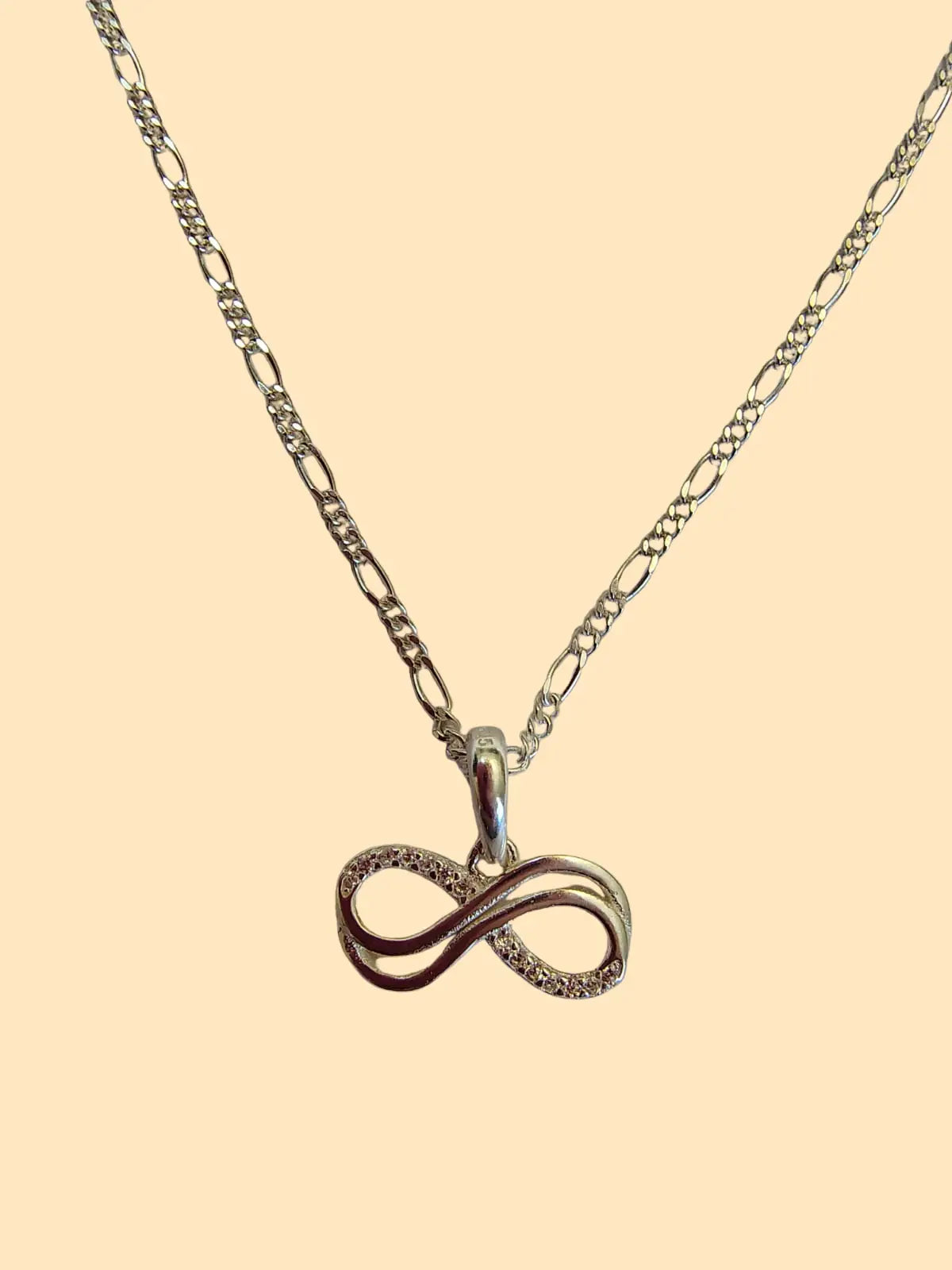 Colgante infinito de plata 925 con circones blancos.