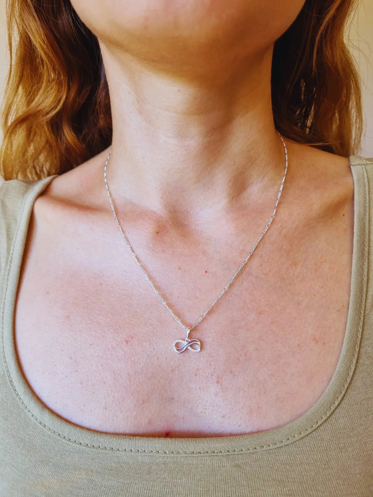 Colgante infinito de plata 925 con circones blancos.