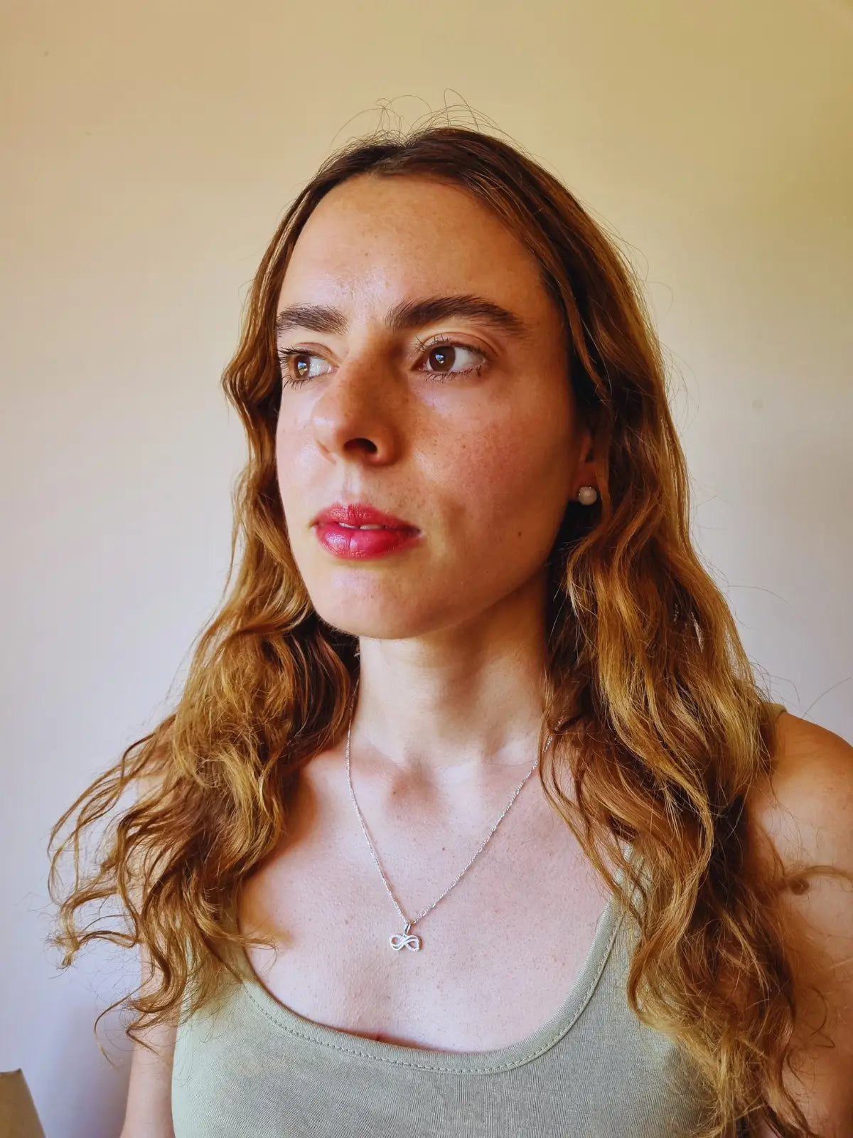 Colgante infinito de plata 925 con circones blancos.