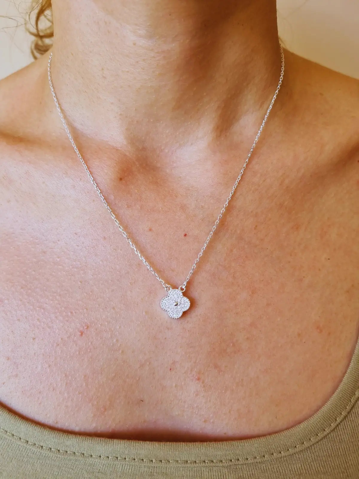 Colgante Trébol de plata 925 con circones blancos