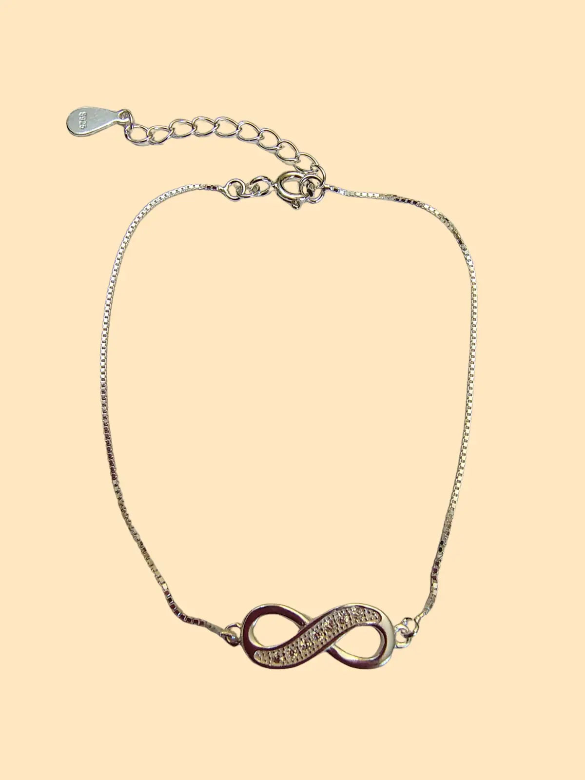 Pulsera infinito de plata 925 con circones blancos.