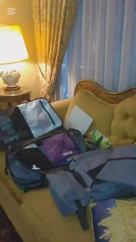 Mochila de viaje apta para llevar en la cabina del avion color gris